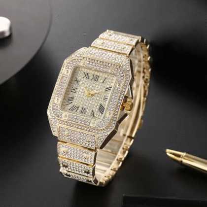 Reloj con incrustaciones elegante dorado
