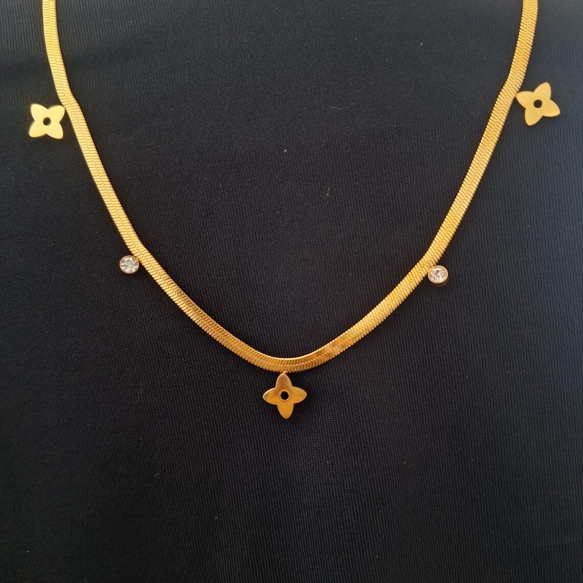 Collar de acero inoxidable diseño imitación Louis Vuitton color dorado