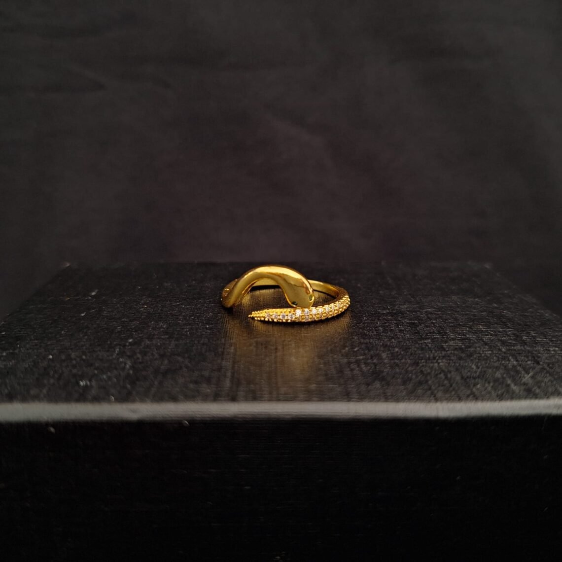 Anillo de serpiente con chapa de oro